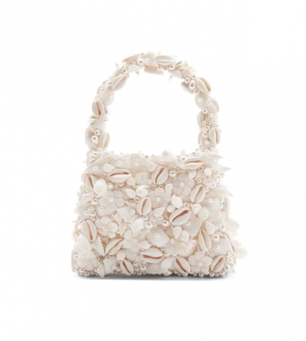 Tas berbentuk kerang berwarna pastel dengan aksen manik-manik